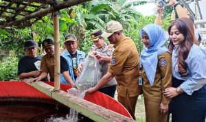 DKP3 dan Polres Tangsel Berikan Bahan Ketahanan Pangan ke Poktan Amor.(ris) Portalkota.id