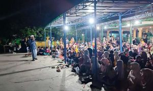 Ratusan Warga di RW 12 Pakualam Antusias Menyimak Ceramah dari Ustad Solmed.(ris) Portalkota.id