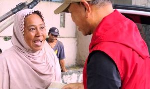 Anggota Dewan PSI Tangsel Berbagi Kebahagiaan ke Warga Serpong.(ist) Portalkota.id