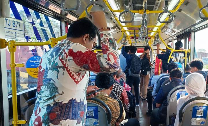 Suasana dalam Bus Transjakarta Rute Alam Sutera - Blok M.(uci) Portalkota.id