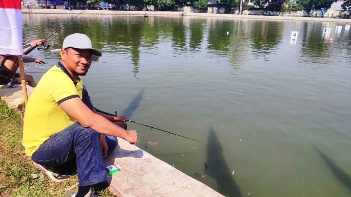 Anggota DPRD Kota Tangsel, Peter Abdul Karim saat meninjau lomba mancing di Situ Pondok Jagung.(Foto: Ris/Portalkota.id) Portalkota.id