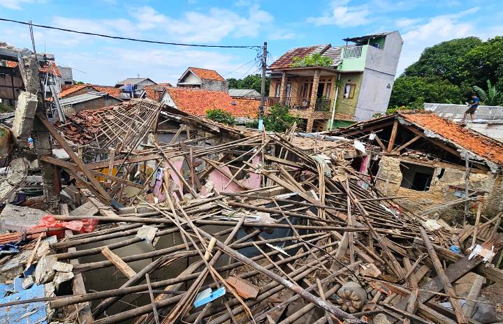 Rumah Warga Hancur Gegara Ledakan Misterius di Pamulang. (Foto Istimewa) Portalkota.id