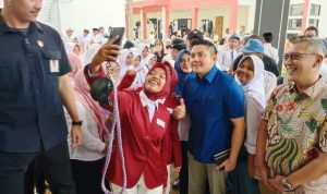 Sekretaris Kabinet, Letkol Teddy Indra Wijaya bersama siswi SRMA 33 Kota Tangsel.(Foto: Riski/Portalkota.id) Portalkota.id