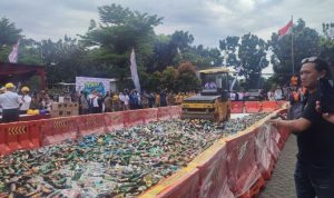 Tegakkan Perda Zero Alcohol, Satpol PP Tangsel Musnahkan 13.970 Botol Miras.(Foto: Istimewa) Portalkota.id