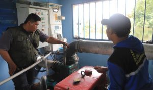 Petugas Dinas PUPR Kota Tangerang memeriksa dan memastikan keatifan Rumah Pompa Air, untuk mempercepat penyedotan debit banjir di Perumahan Periuk Damai, Kecamatan Periuk, Kota Tangerang, Provinsi Banten, Senin (26/1/26) (Sumber: Dinas Kominfo Kota Tangerang/Imam Dwi Saputra) portalkota.id