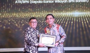 Kakanwil BPN Banten Harison Mocodompis menerima anugerah sebagai Golden Leader dari JMSI (foto istimewa) portalkota.id