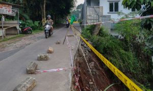 BPBD Tangsel Tangani Longsor di Jalan Ciater – Rawa Macek Serpong.(Foto: Istimewa) portalkota.id